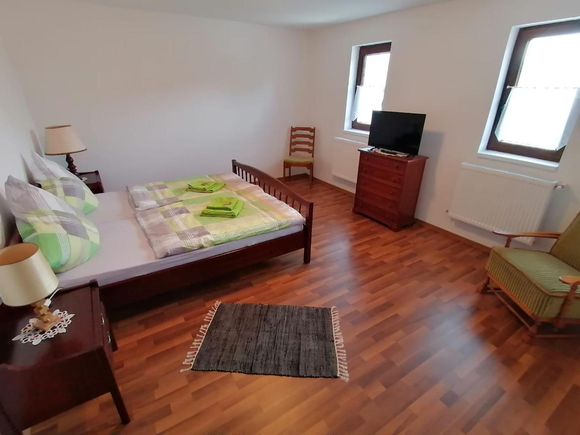 Casa Bunicii Hotel Sasca Montana Ngoại thất bức ảnh