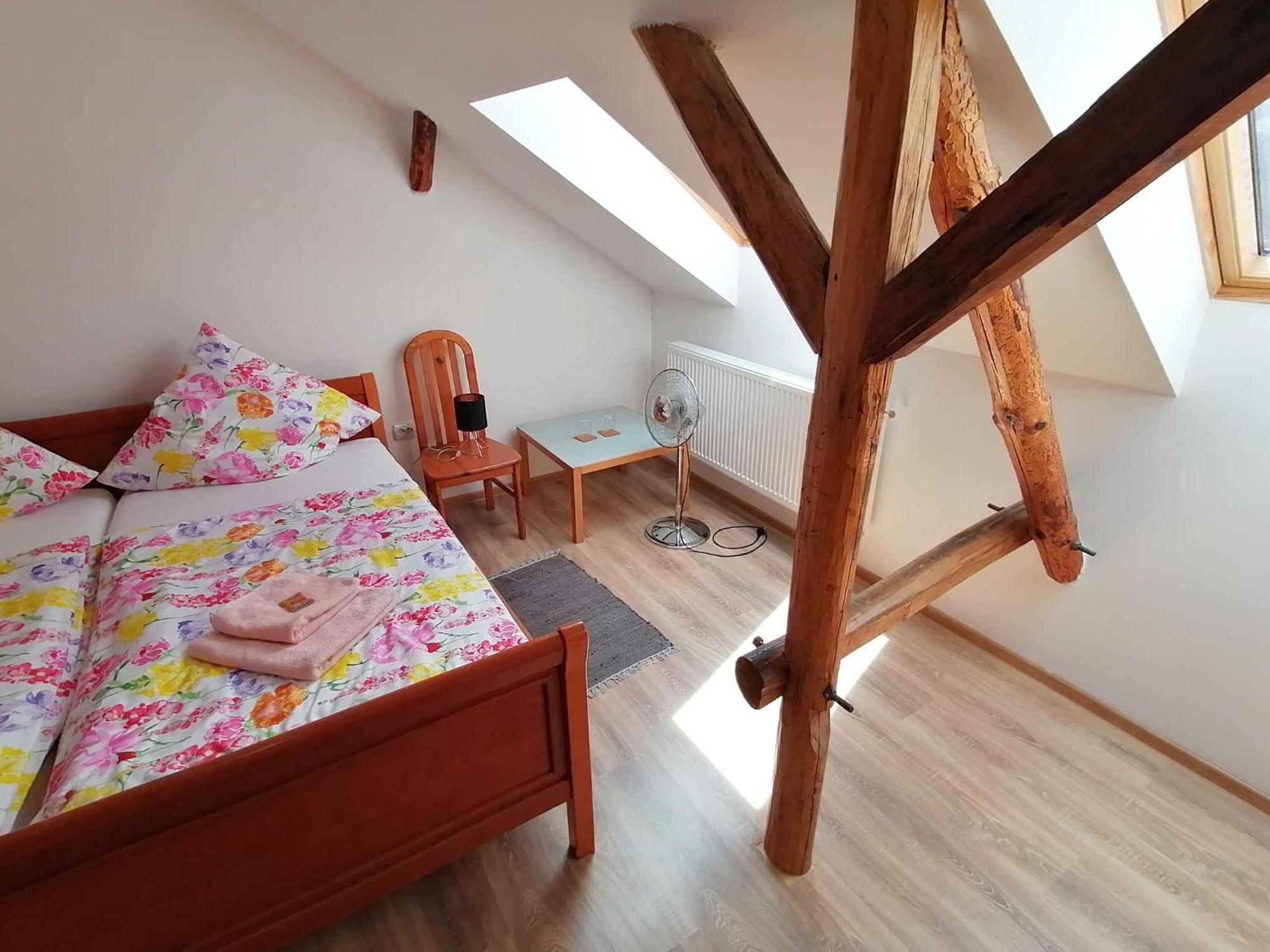 Casa Bunicii Hotel Sasca Montana Ngoại thất bức ảnh