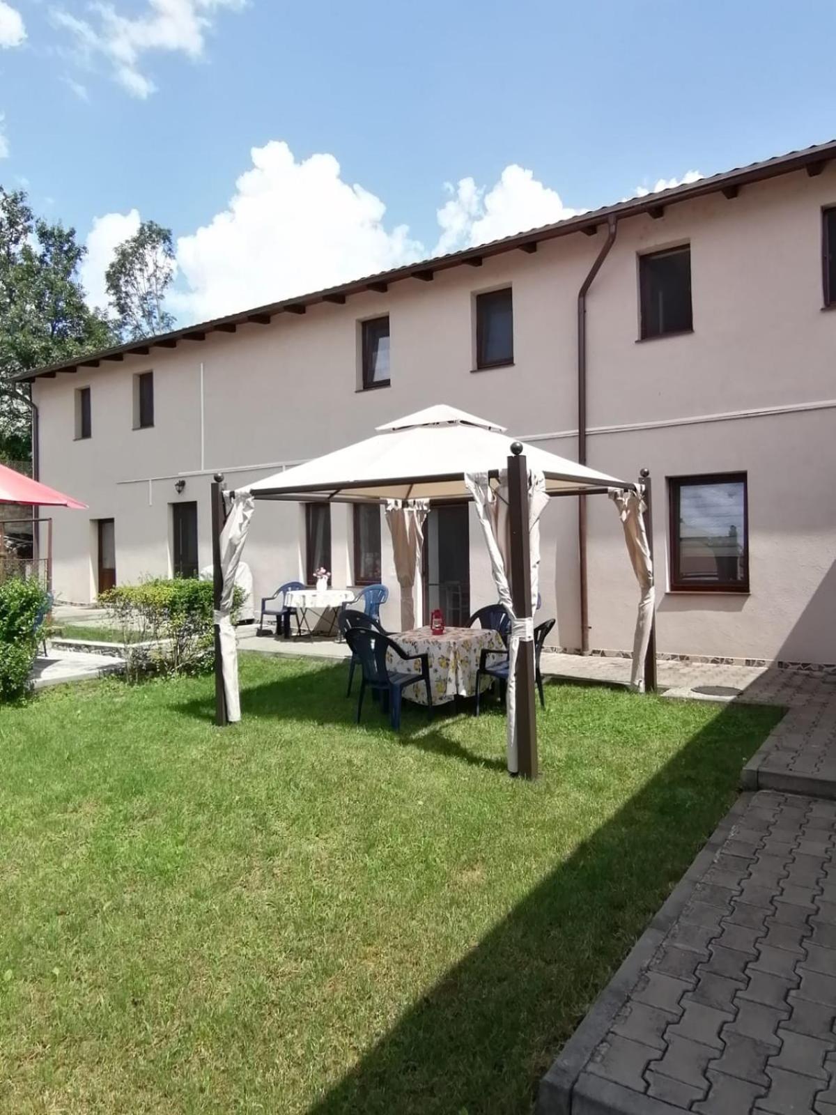 Casa Bunicii Hotel Sasca Montana Ngoại thất bức ảnh