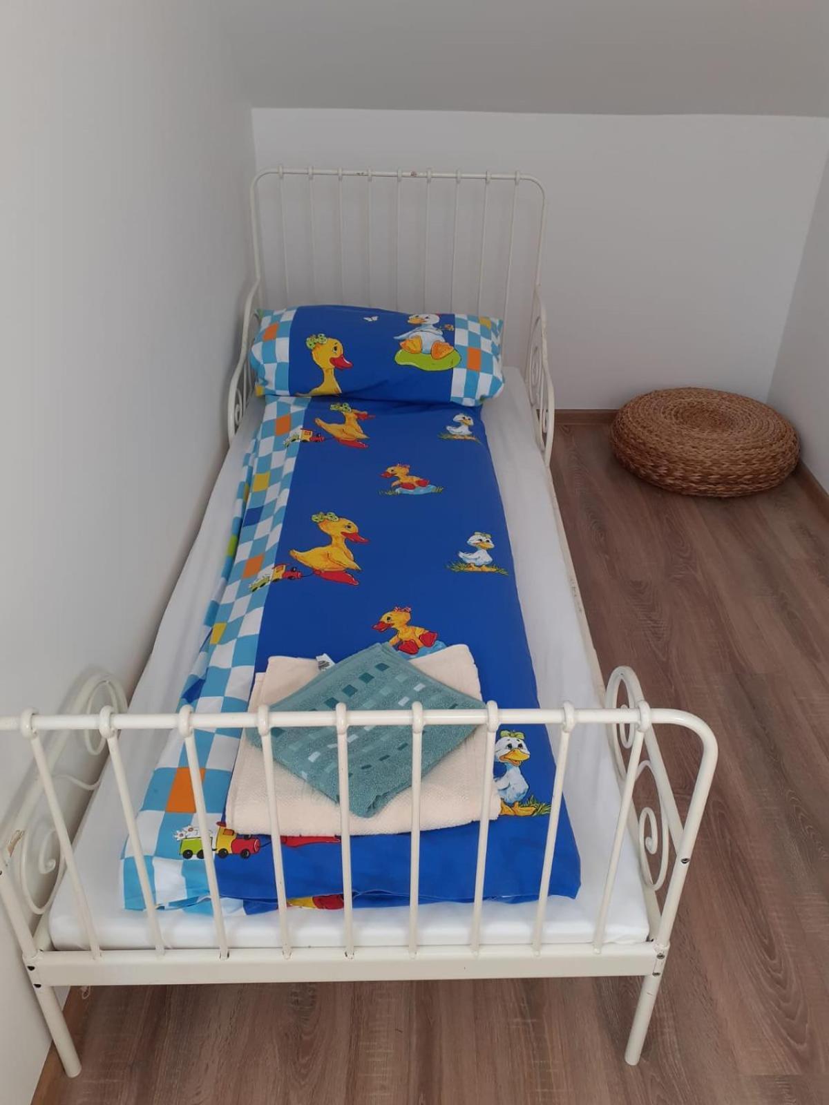 Casa Bunicii Hotel Sasca Montana Ngoại thất bức ảnh